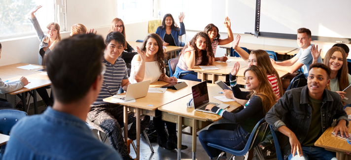 Ein Lehrer unterricht ältere Schülerinnen und Schüler  © adobe_Monkey Business  Ein Lehrer unterricht ältere Schülerinnen und Schüler