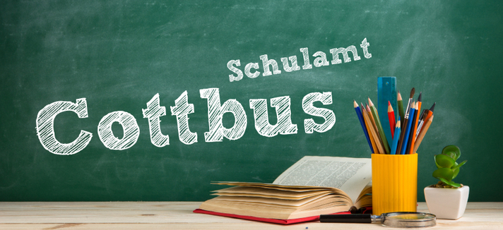 Eine Schultafel mit dem Schriftzug: Schulamt Cottbus