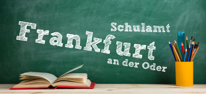 Eine Schultafel mit dem Schriftzug: Schulamt Frankfurt an der Oder
